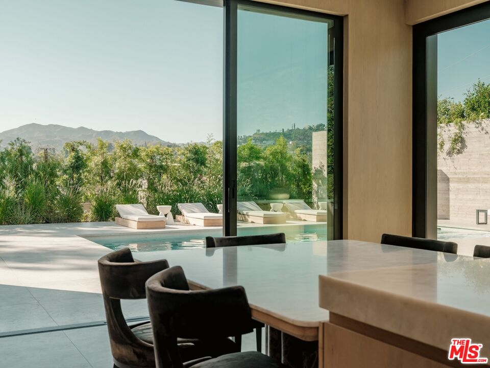2555 La Mesa Dr