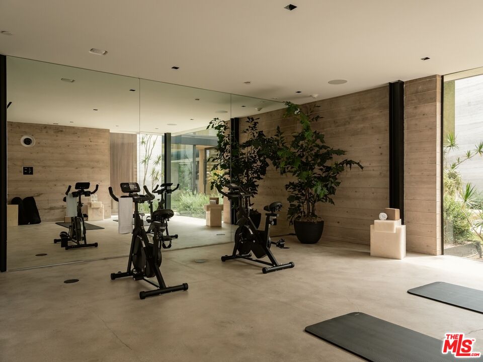 2555 La Mesa Dr