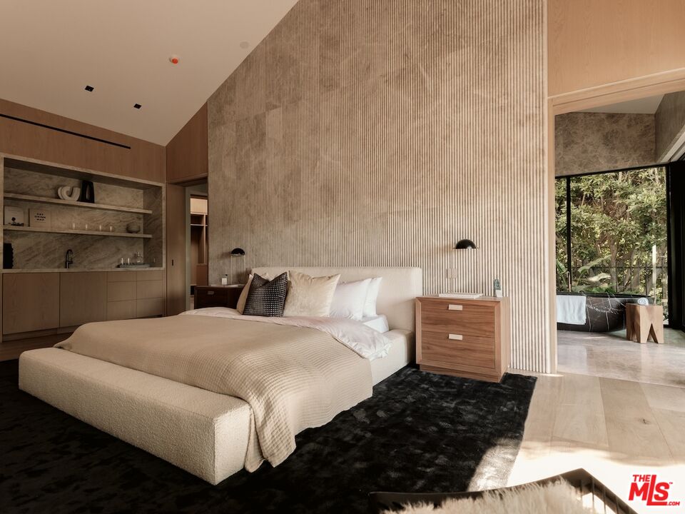 2555 La Mesa Dr