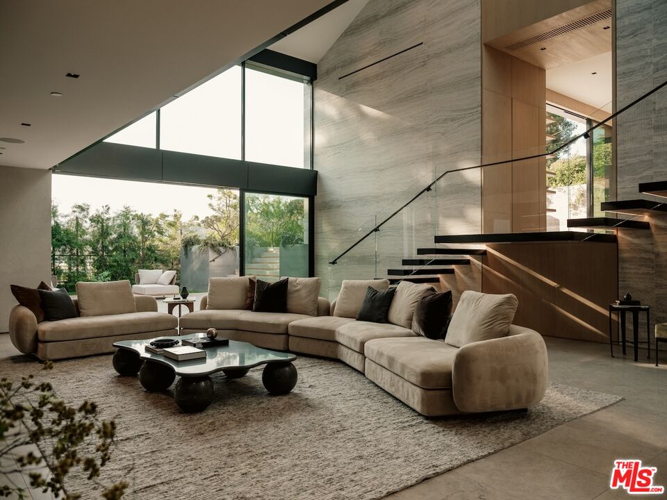 2555 La Mesa Dr