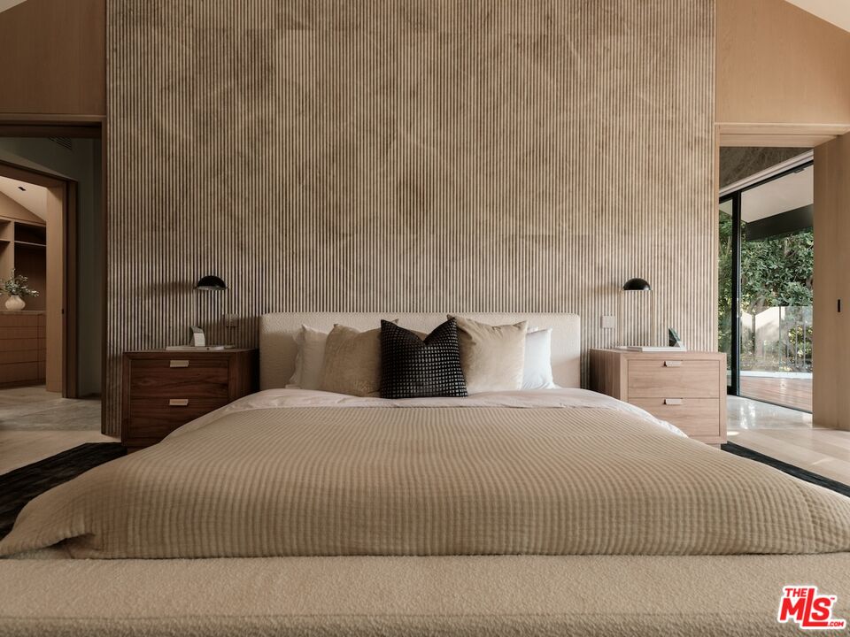 2555 La Mesa Dr