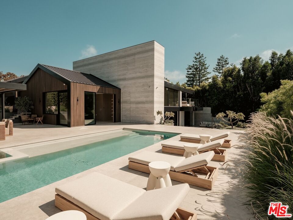 2555 La Mesa Dr