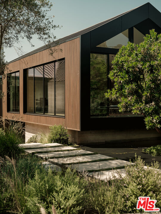 2555 La Mesa Dr