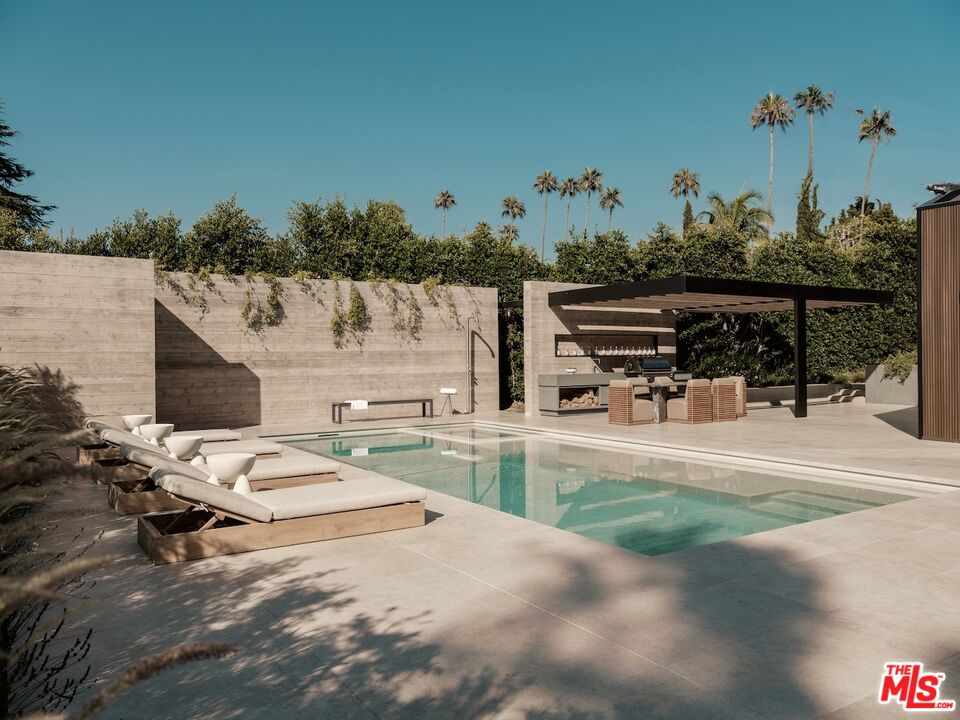 2555 La Mesa Dr