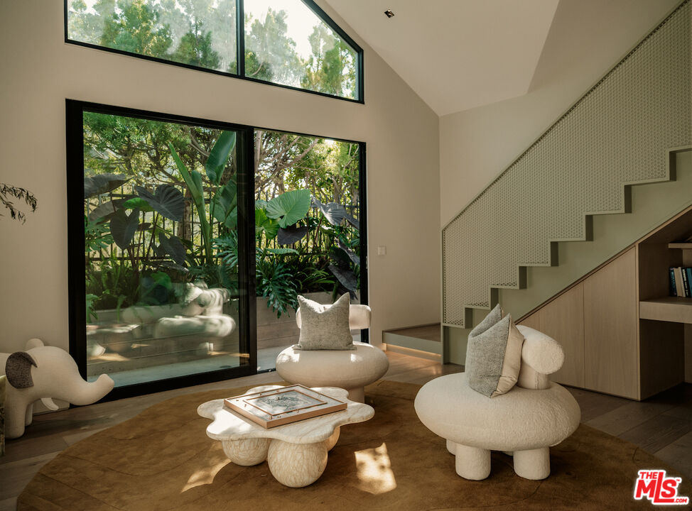 2555 La Mesa Dr