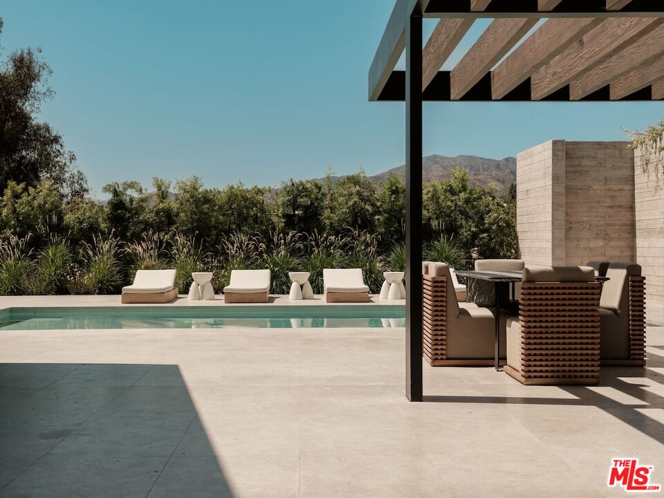 2555 La Mesa Dr