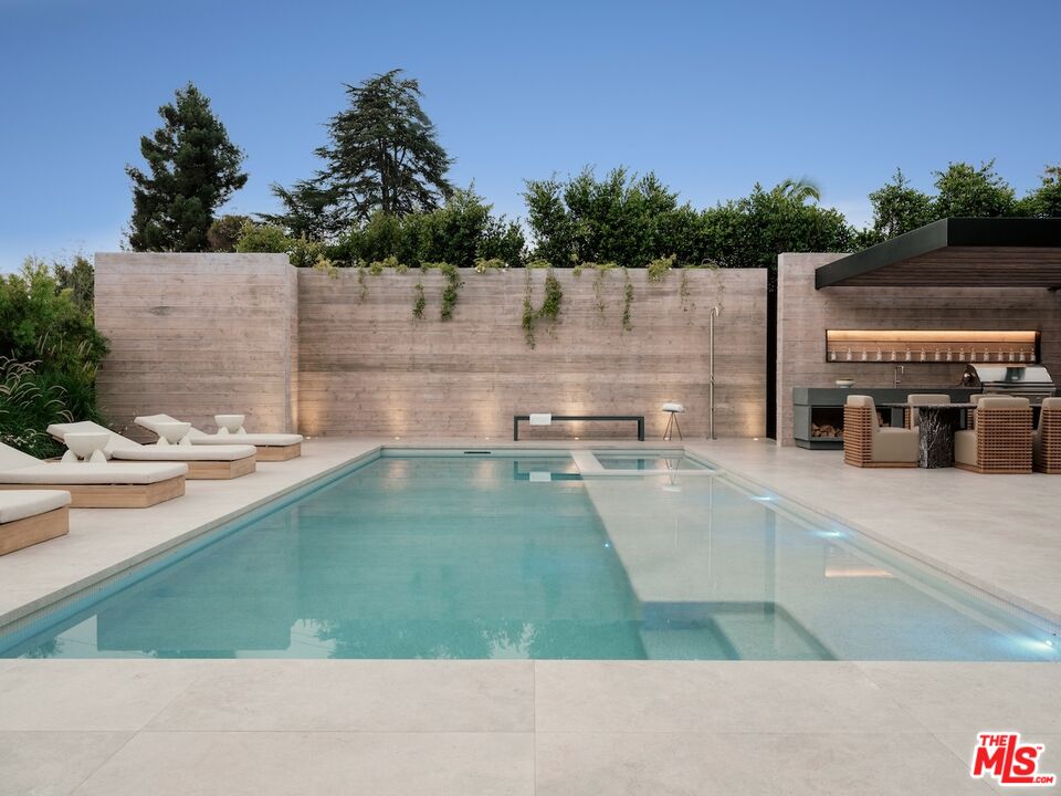 2555 La Mesa Dr