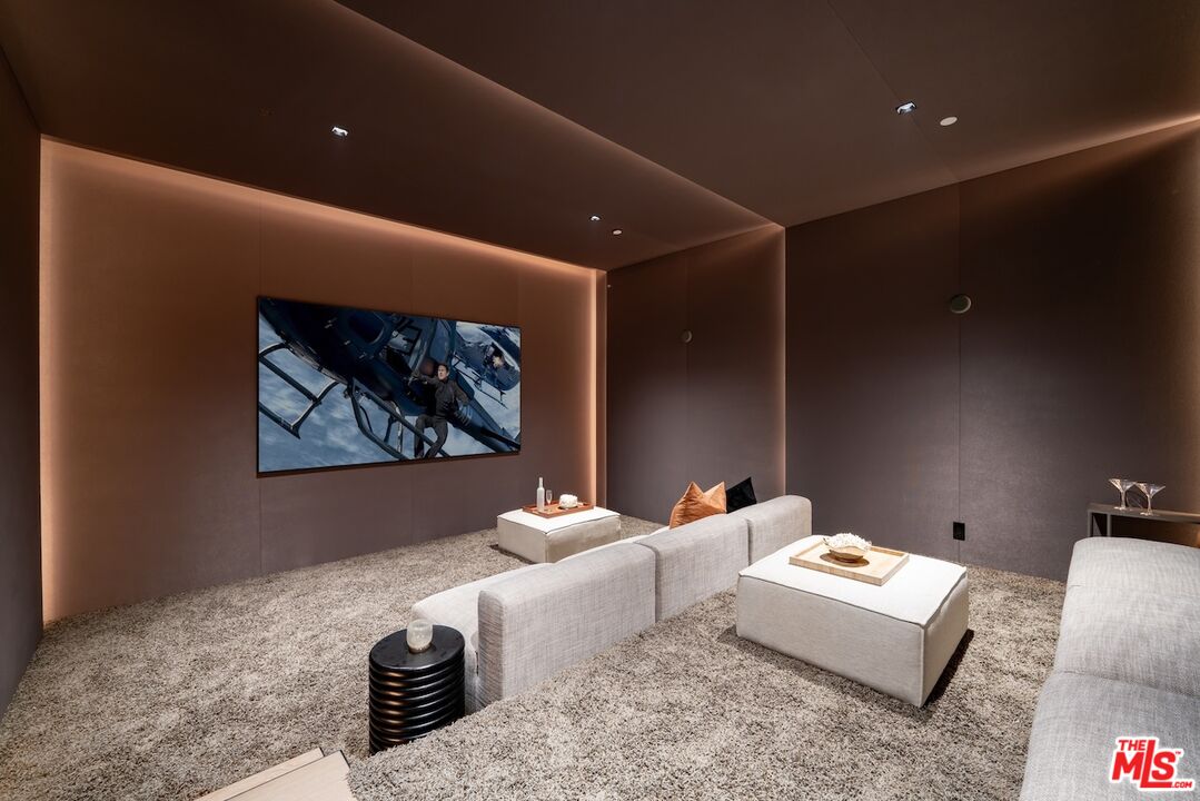 2555 La Mesa Dr