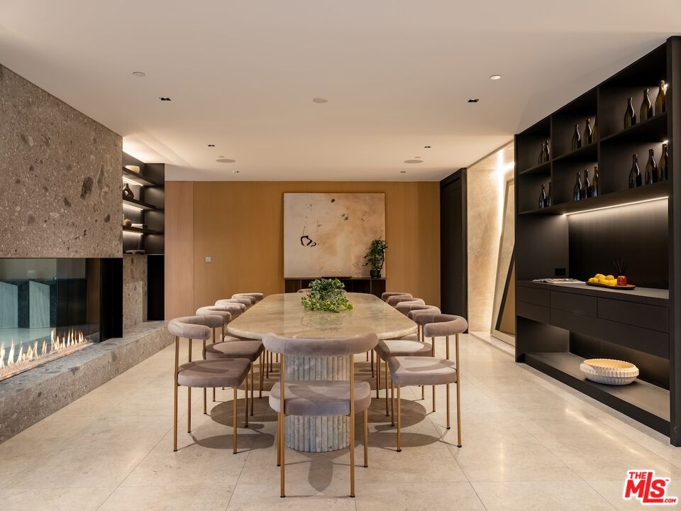 2555 La Mesa Dr