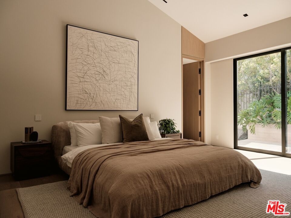 2555 La Mesa Dr
