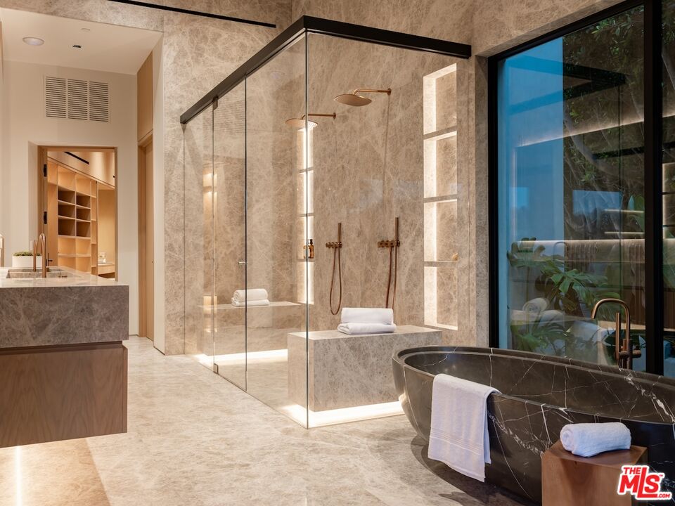2555 La Mesa Dr