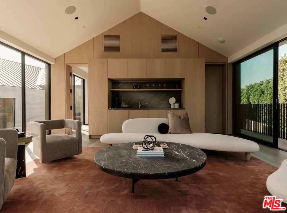2555 La Mesa Dr