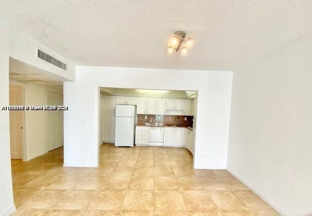 19380 Collins Ave # 1611