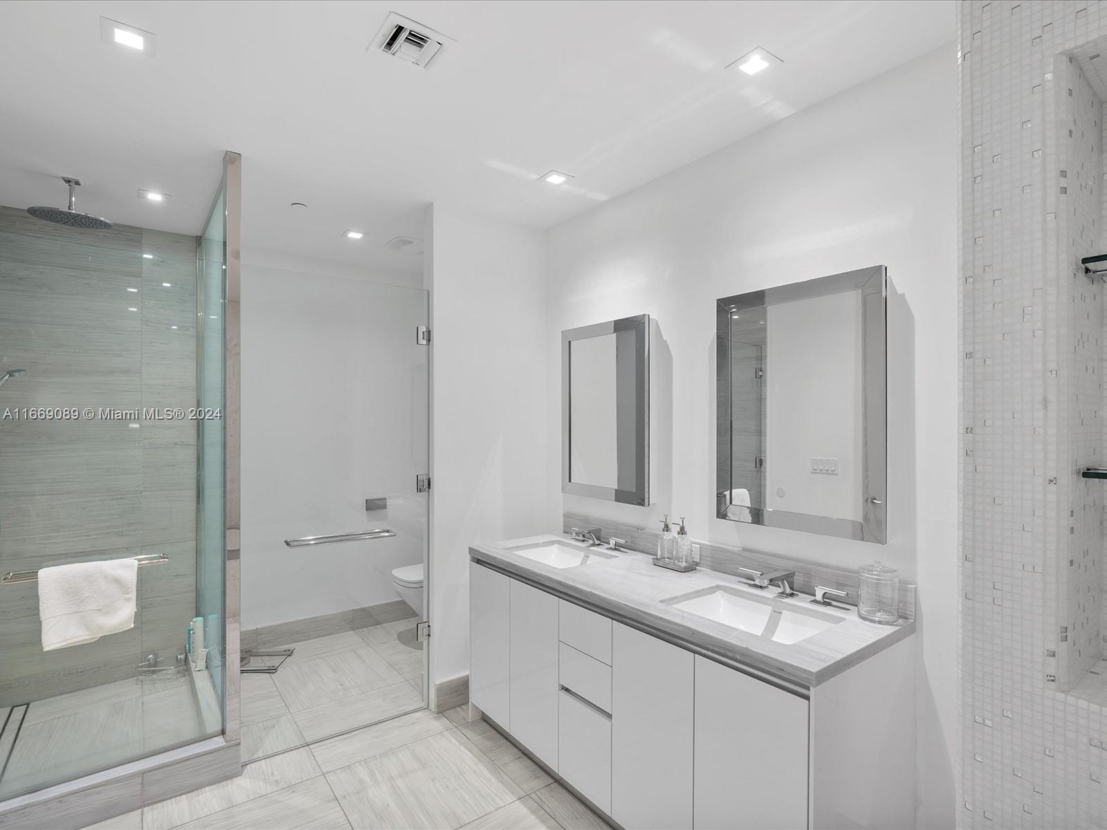 16901 Collins Ave # 604