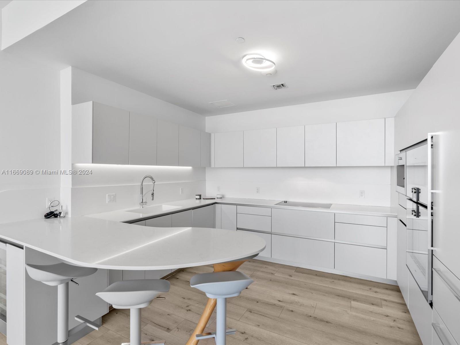 16901 Collins Ave # 604