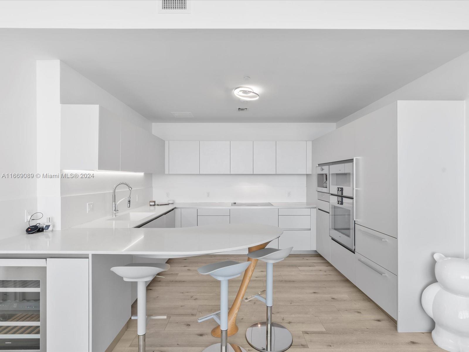 16901 Collins Ave # 604