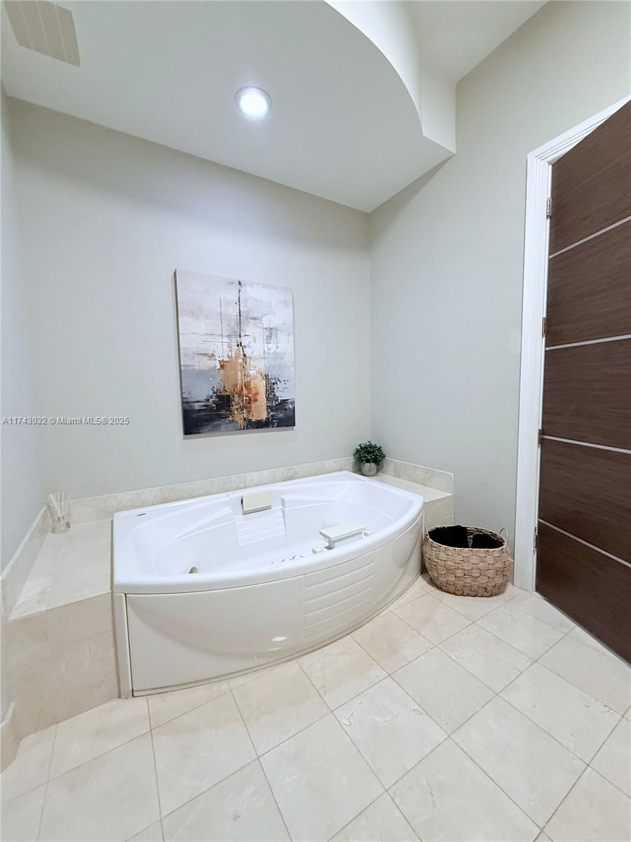 18101 Collins Ave Unit: PH106