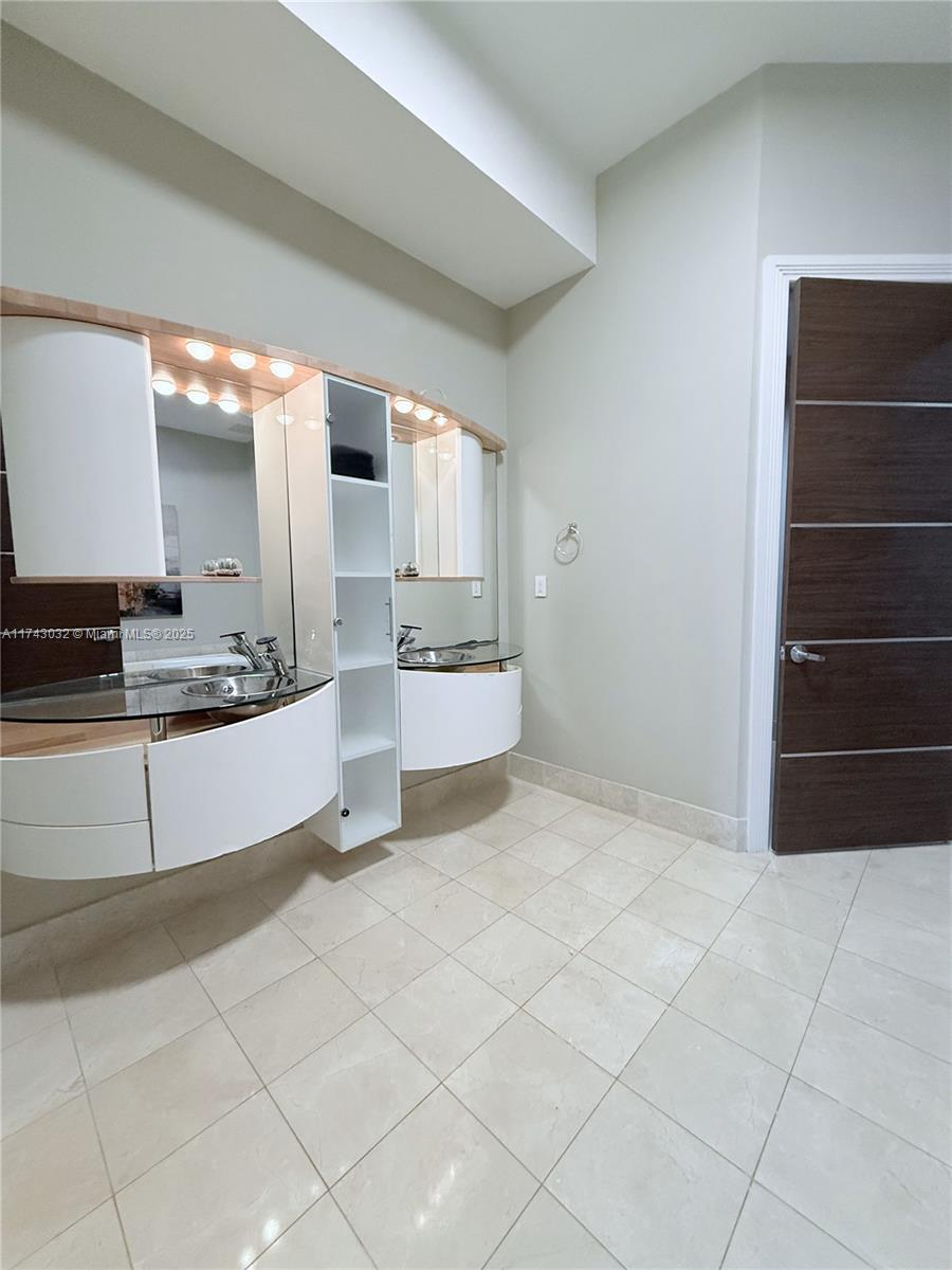 18101 Collins Ave Unit: PH106