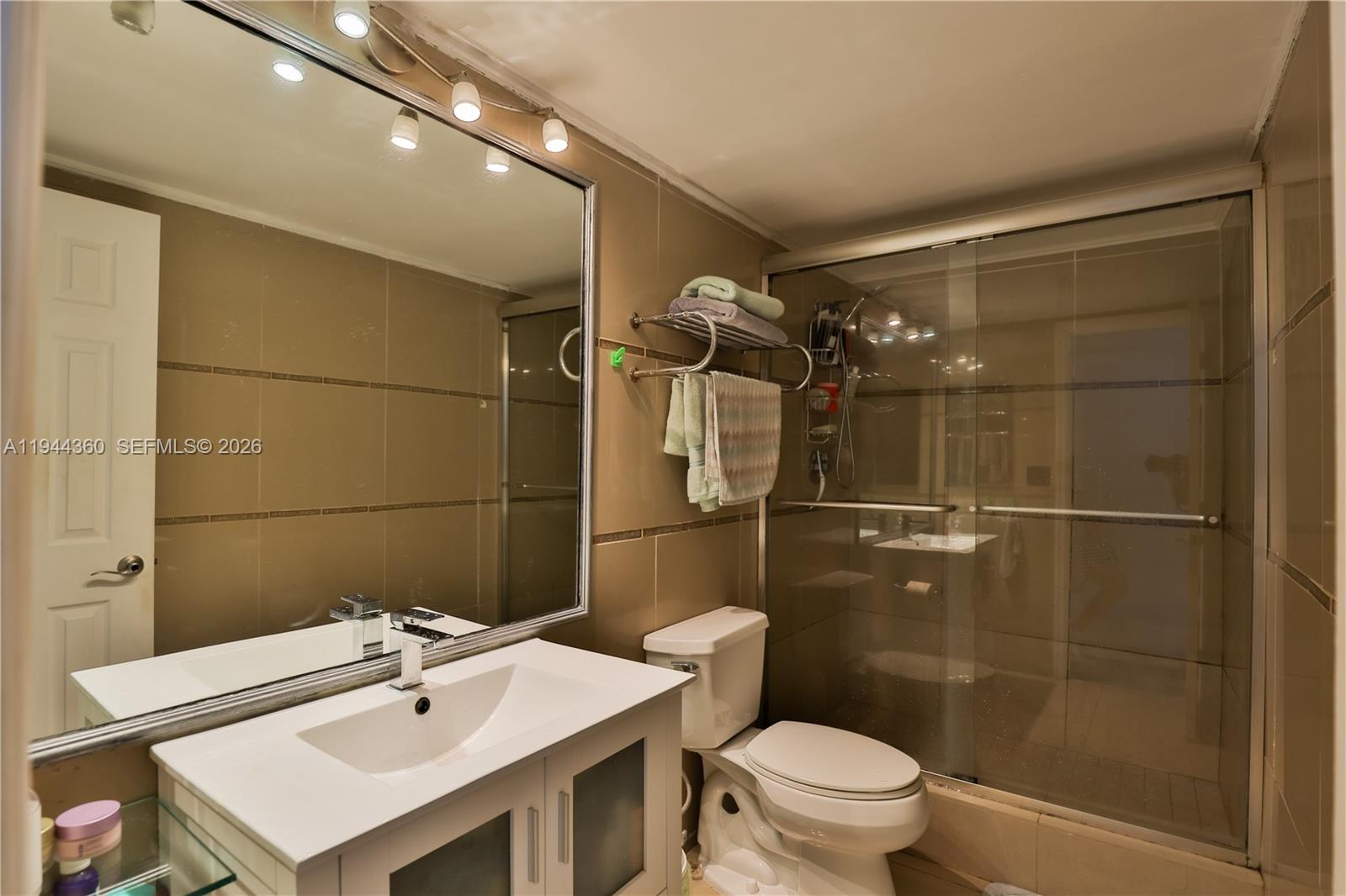 19380 Collins Ave # 726