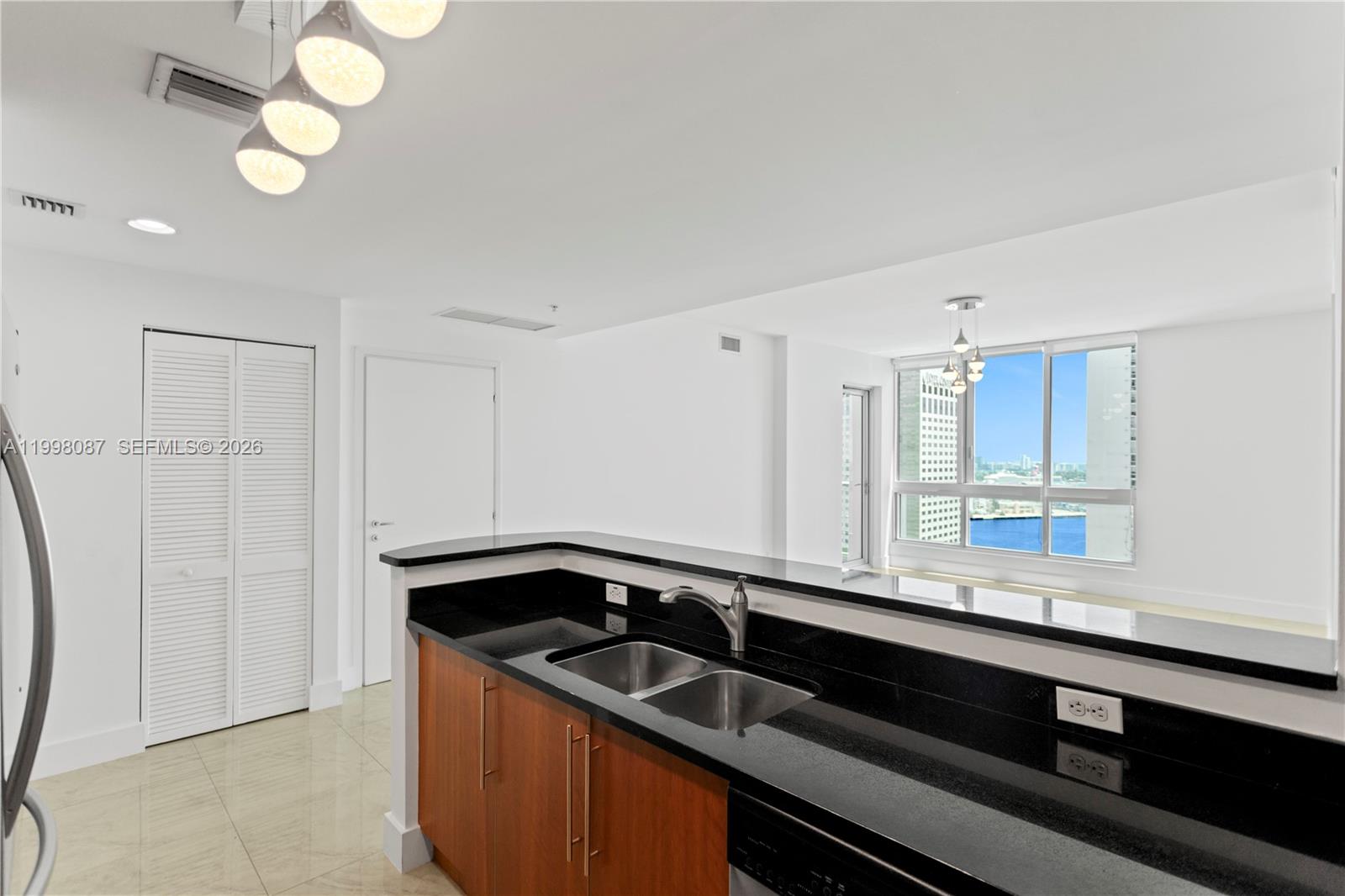 300 S Biscayne Blvd # 2414 Unit: T-2414
