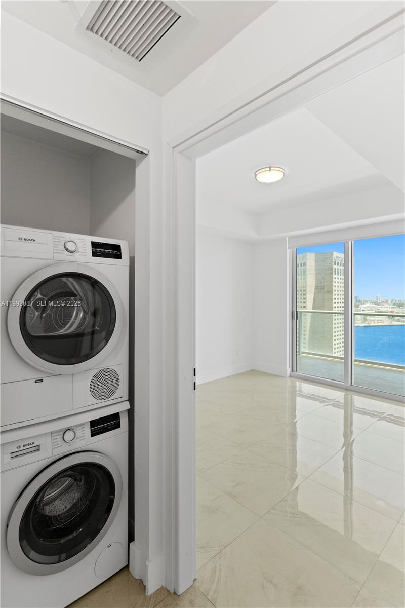 300 S Biscayne Blvd # 2414 Unit: T-2414