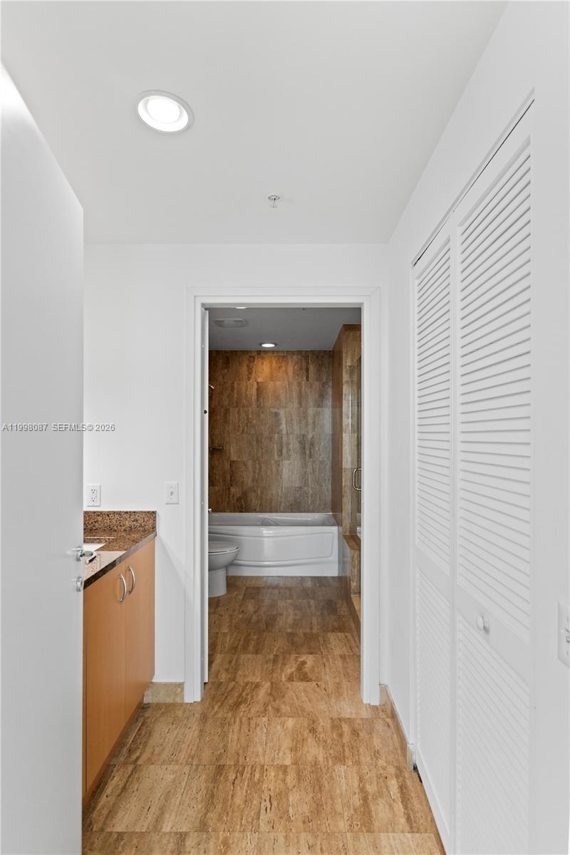 300 S Biscayne Blvd # 2414 Unit: T-2414