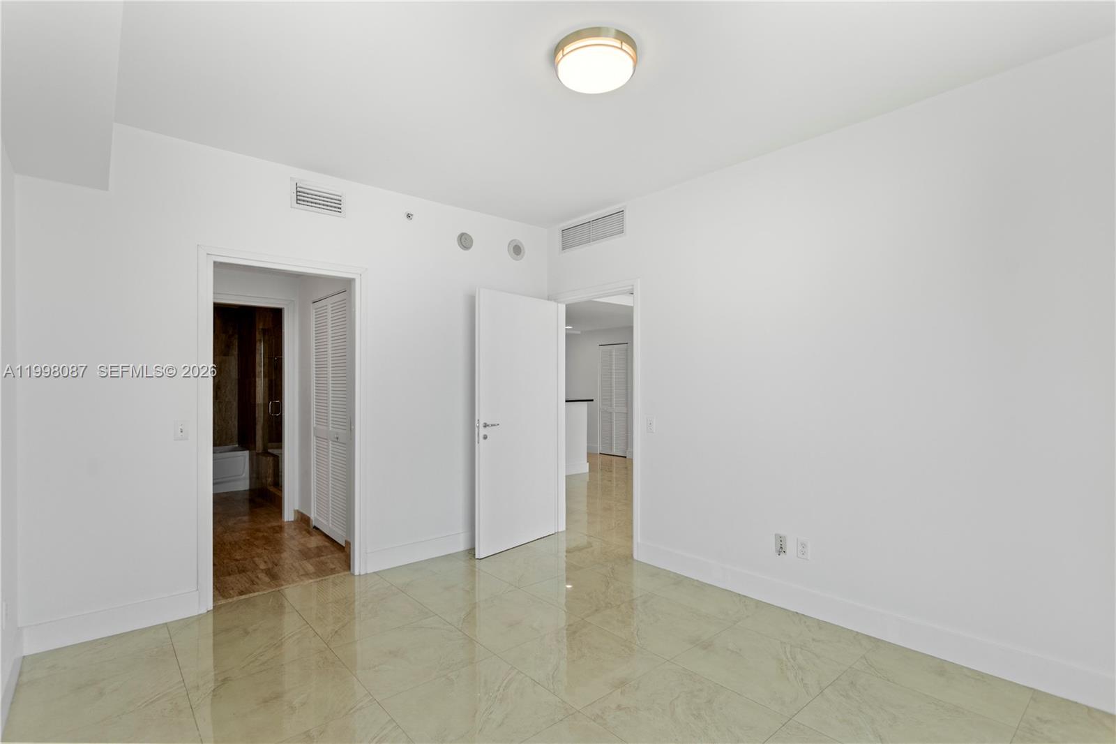 300 S Biscayne Blvd # 2414 Unit: T-2414