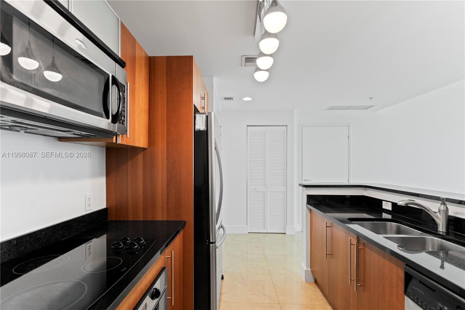 300 S Biscayne Blvd # 2414 Unit: T-2414