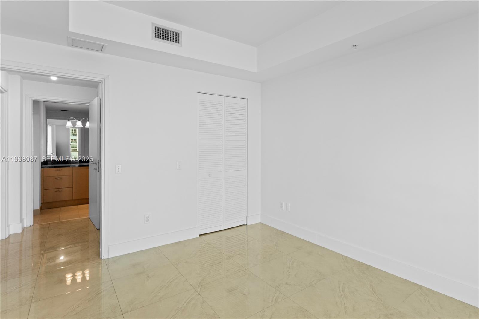 300 S Biscayne Blvd # 2414 Unit: T-2414