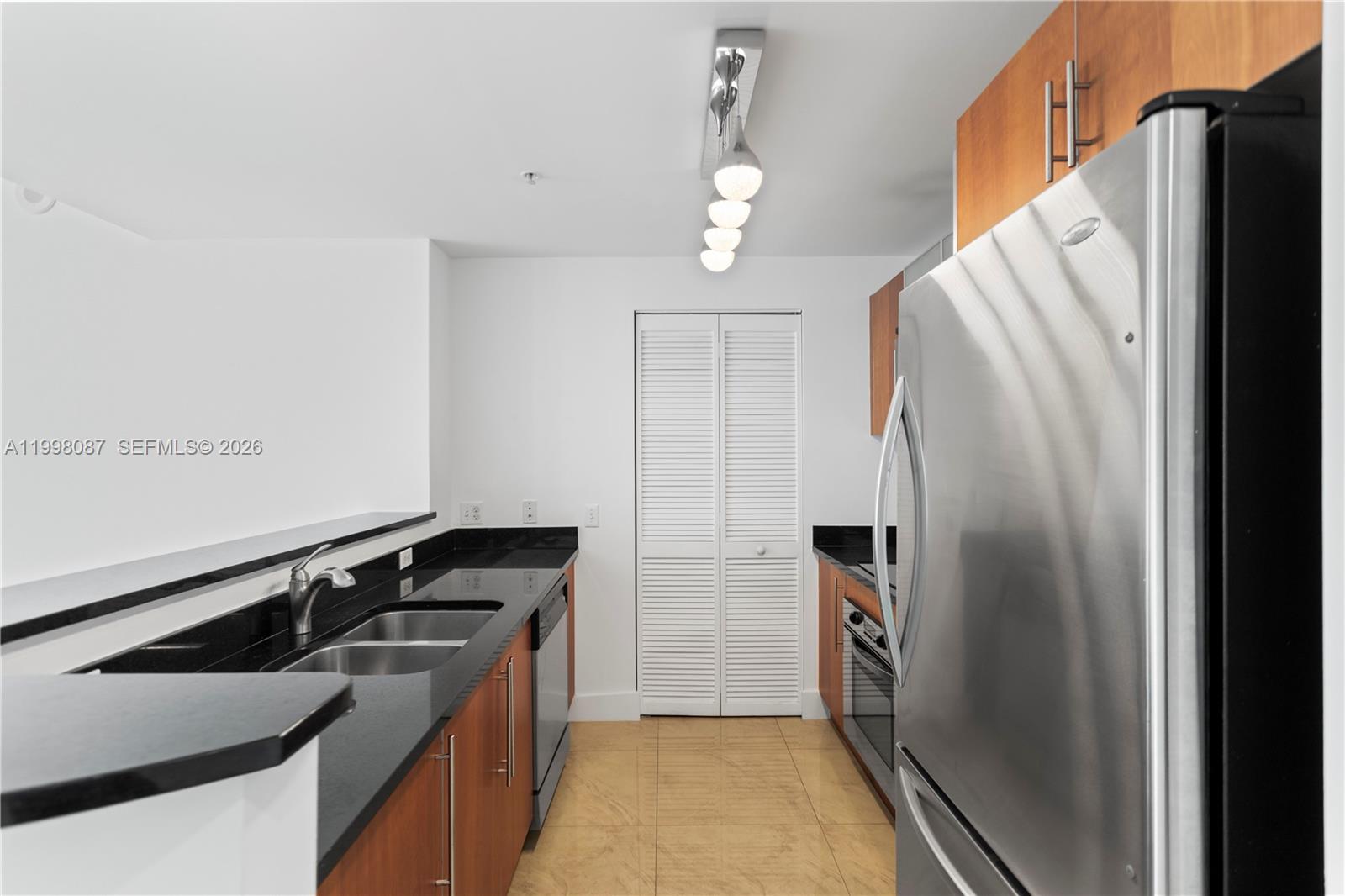 300 S Biscayne Blvd # 2414 Unit: T-2414