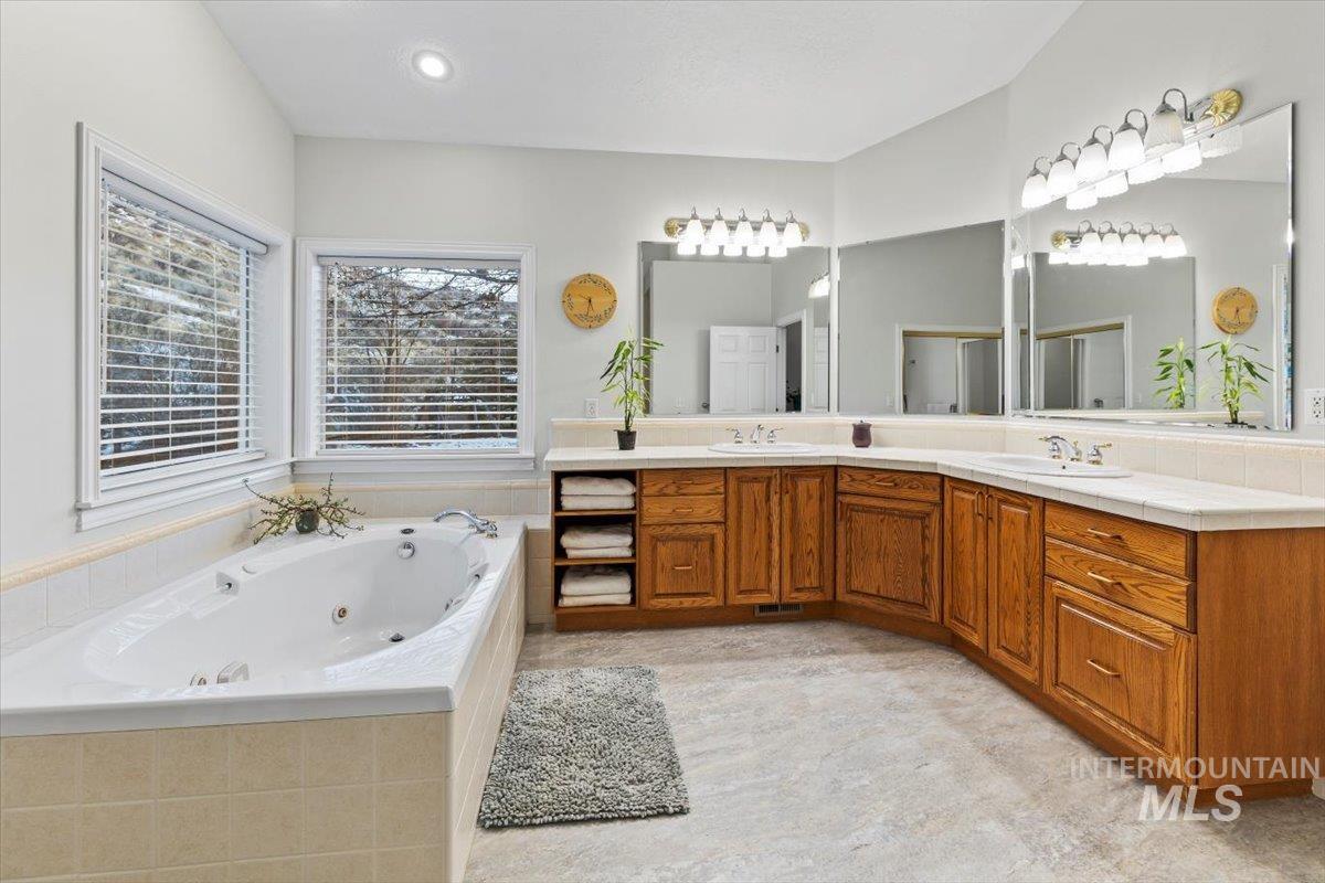 7 Spring Creek Rd