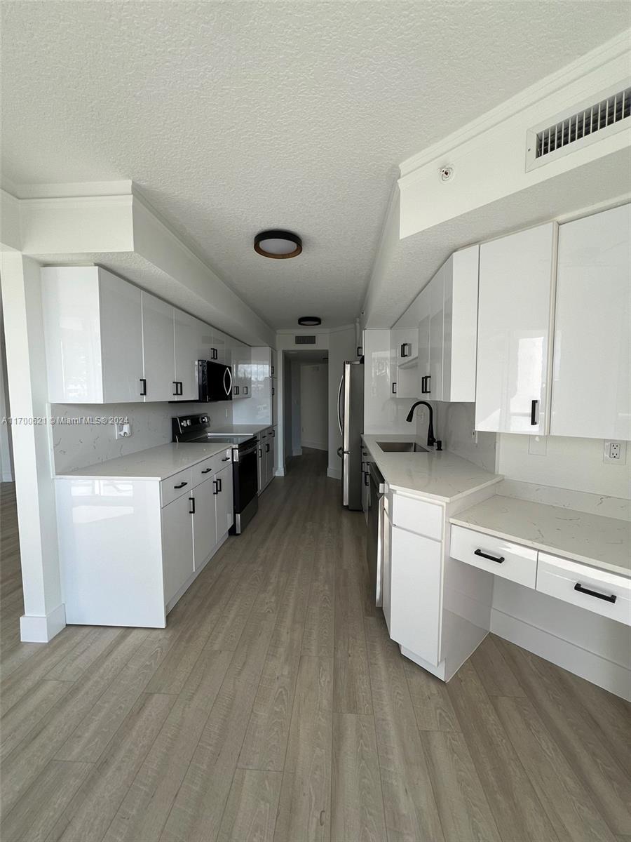 17275 Collins Ave # 302