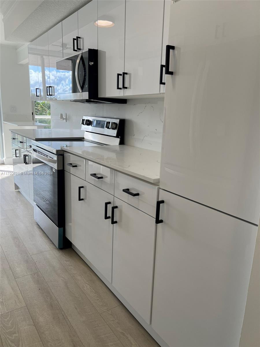 17275 Collins Ave # 302