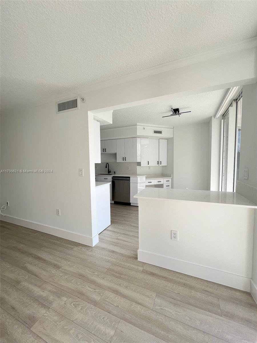 17275 Collins Ave # 302