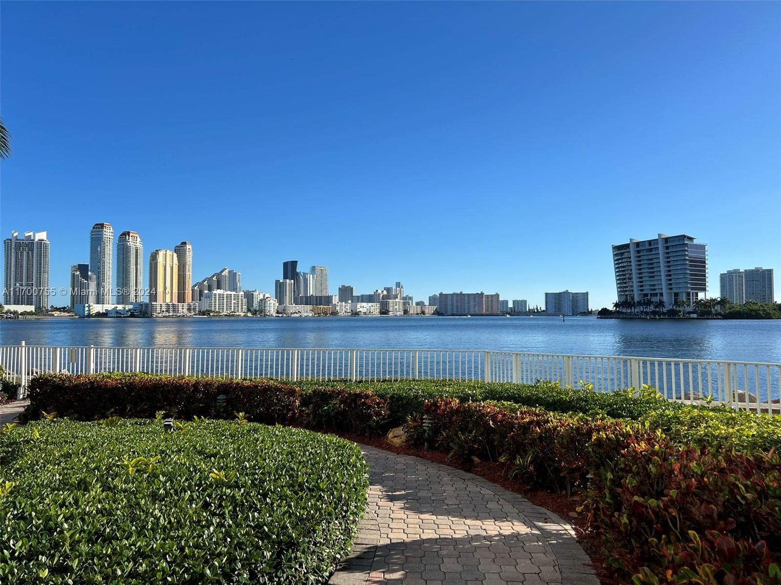 3600 Mystic Pointe Dr # 214