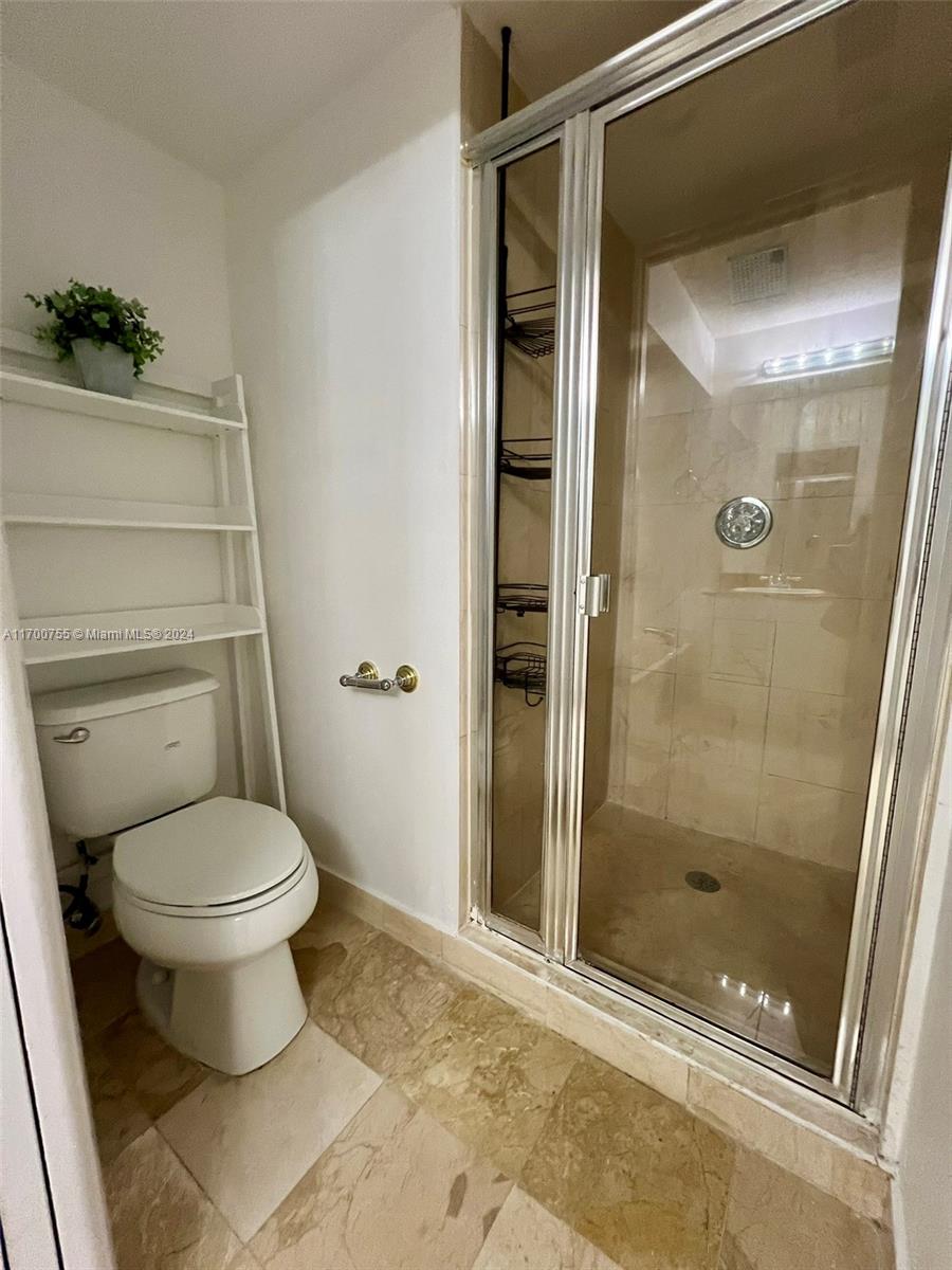3600 Mystic Pointe Dr # 214