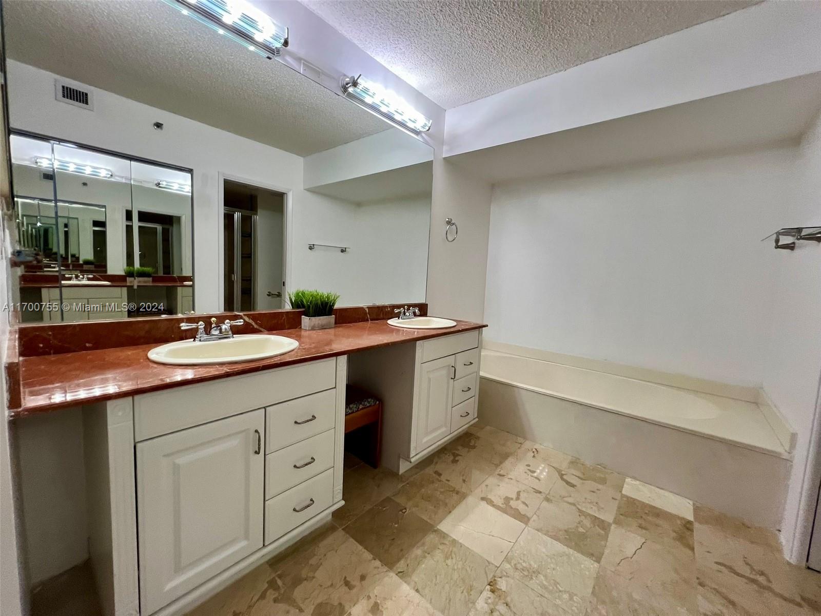 3600 Mystic Pointe Dr # 214