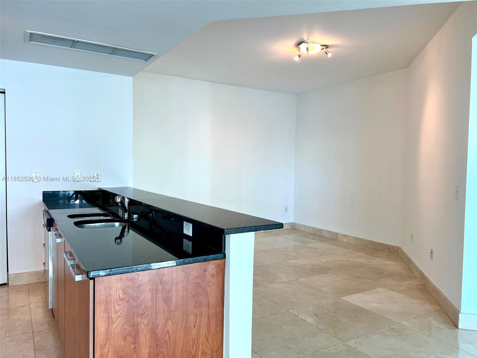 3131 NE 188th St # 606 Unit: 1-606