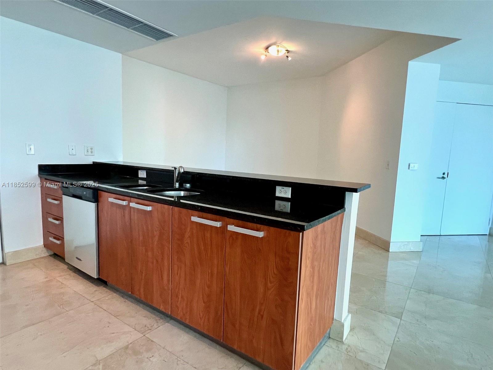 3131 NE 188th St # 606 Unit: 1-606