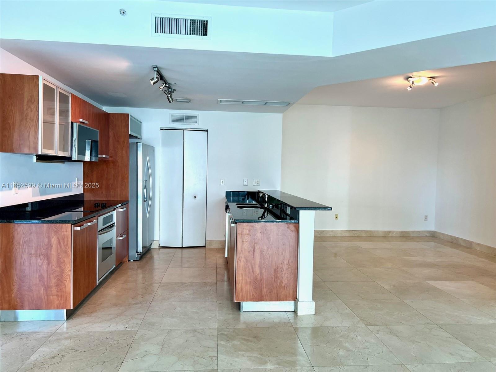 3131 NE 188th St # 606 Unit: 1-606