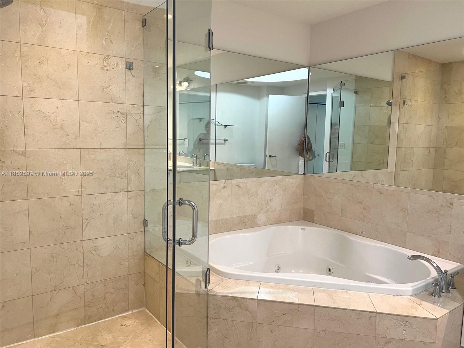 3131 NE 188th St # 606 Unit: 1-606