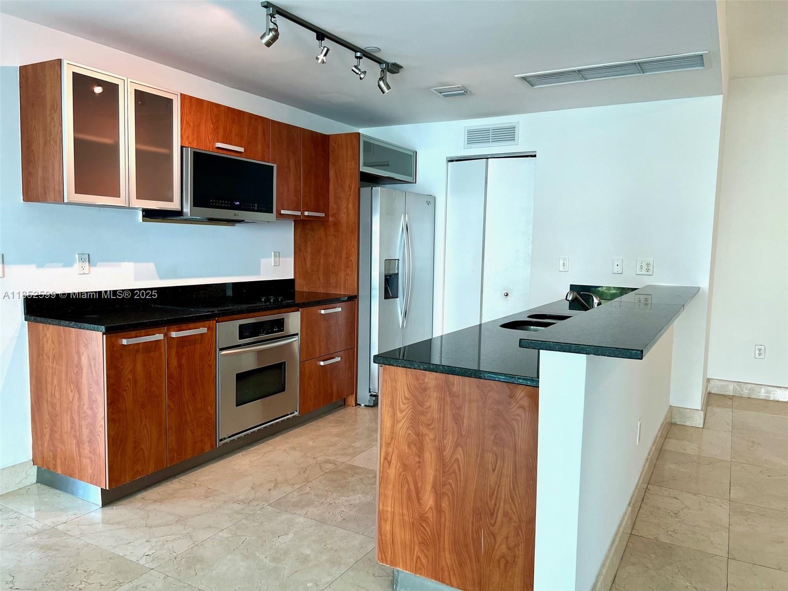3131 NE 188th St # 606 Unit: 1-606
