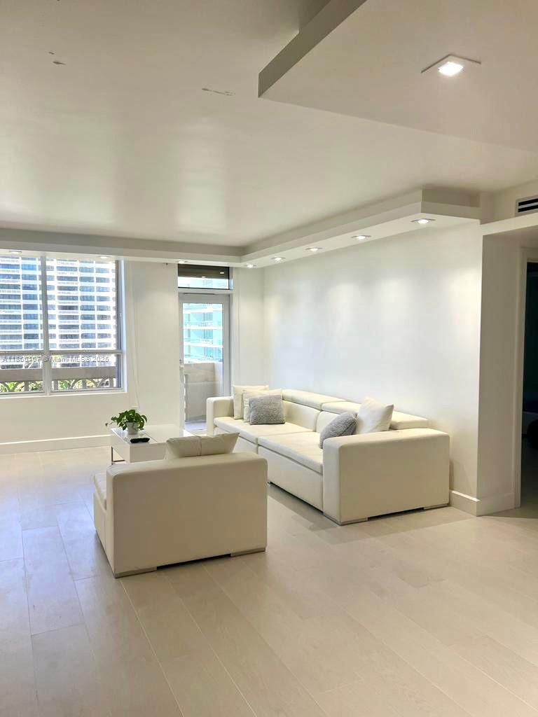 10185 Collins Ave # 902