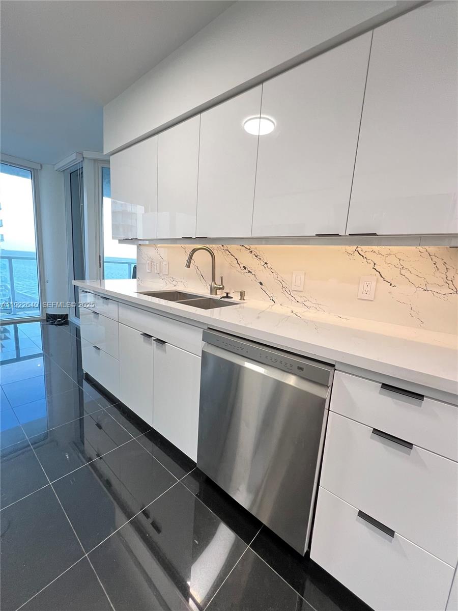 16445 Collins Ave # 2626