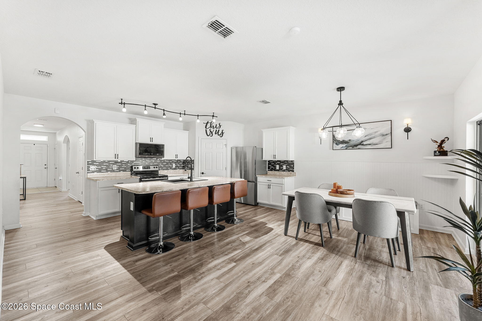 202 Alamere Drive SW