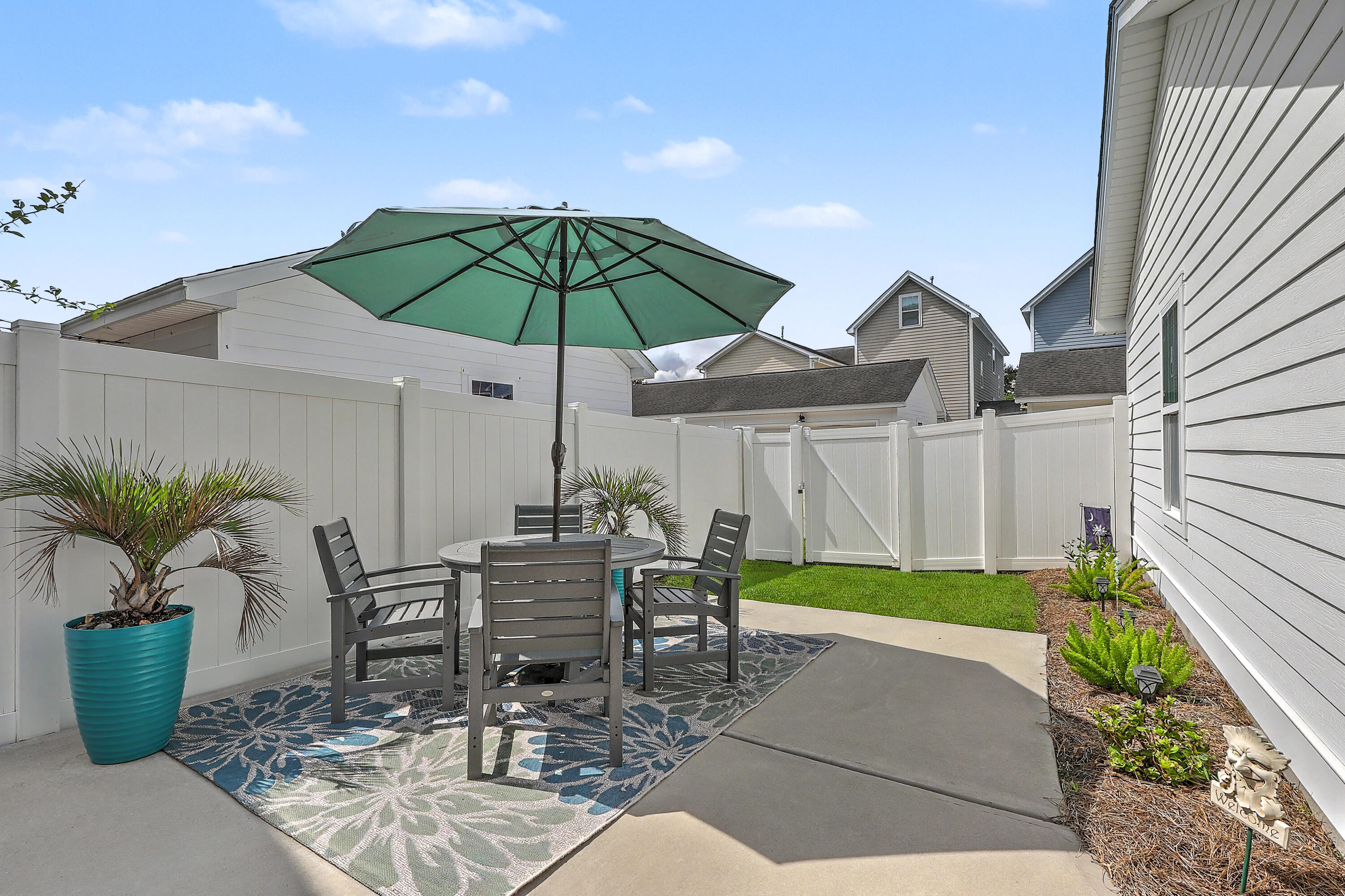 844 Rue Drive