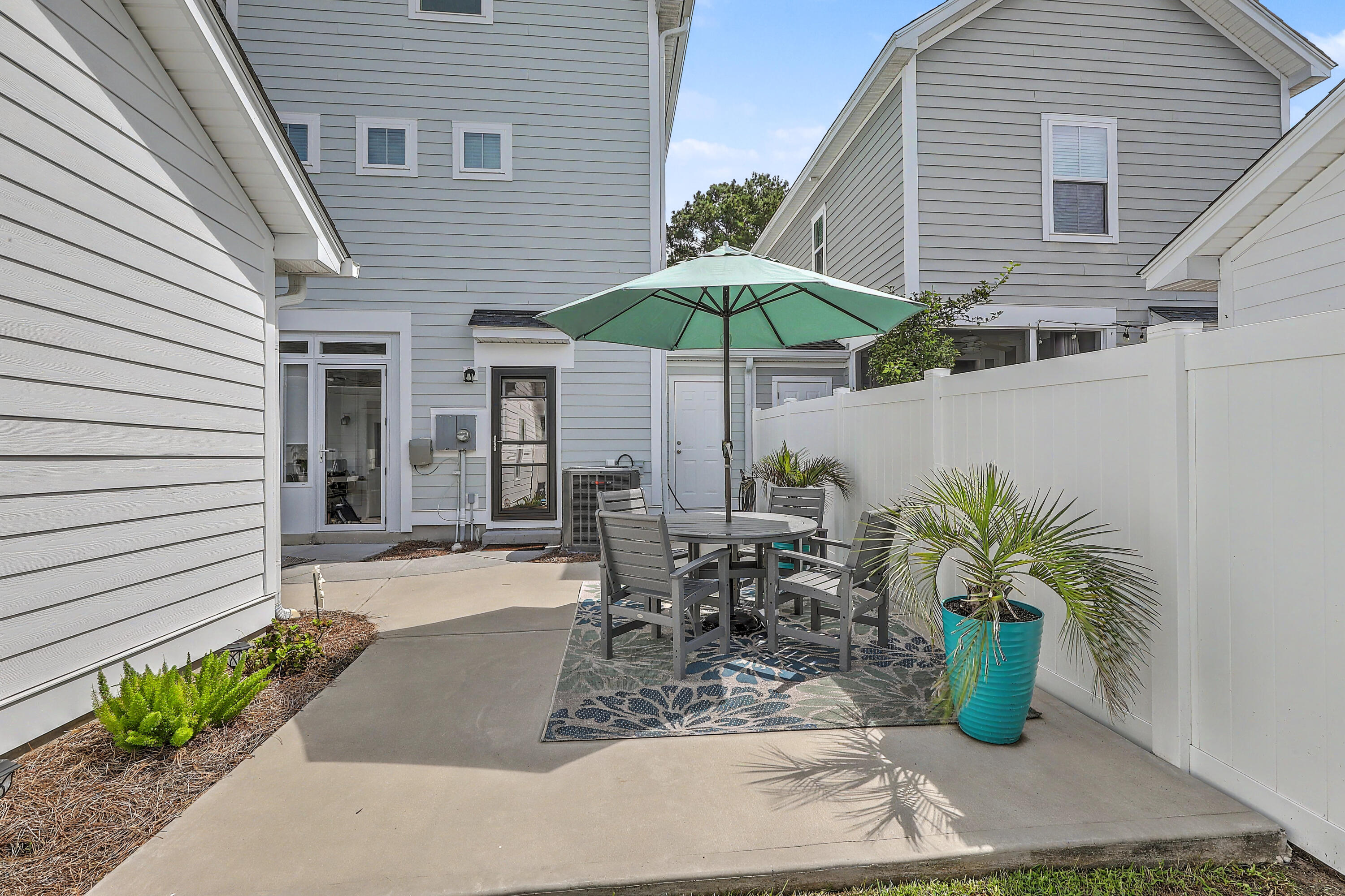 844 Rue Drive