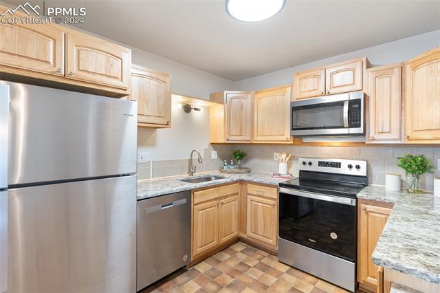 980 Columbine Avenue