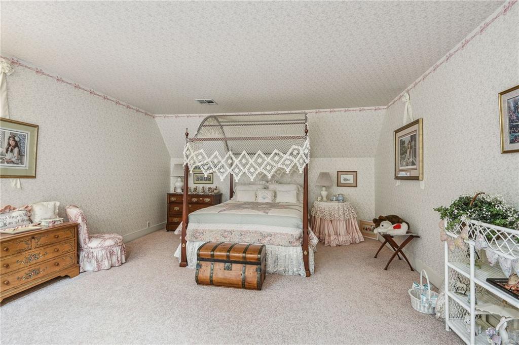 32 OAKLAWN Drive