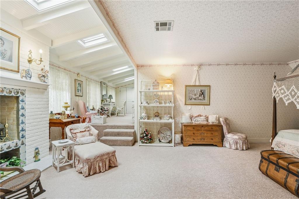 32 OAKLAWN Drive